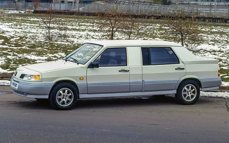 Телевизор, кожа и холодильник в «Ладе»: в России обнаружили «живую» уникальную растянутую версию ВАЗ-21099 — «Амадео-500»